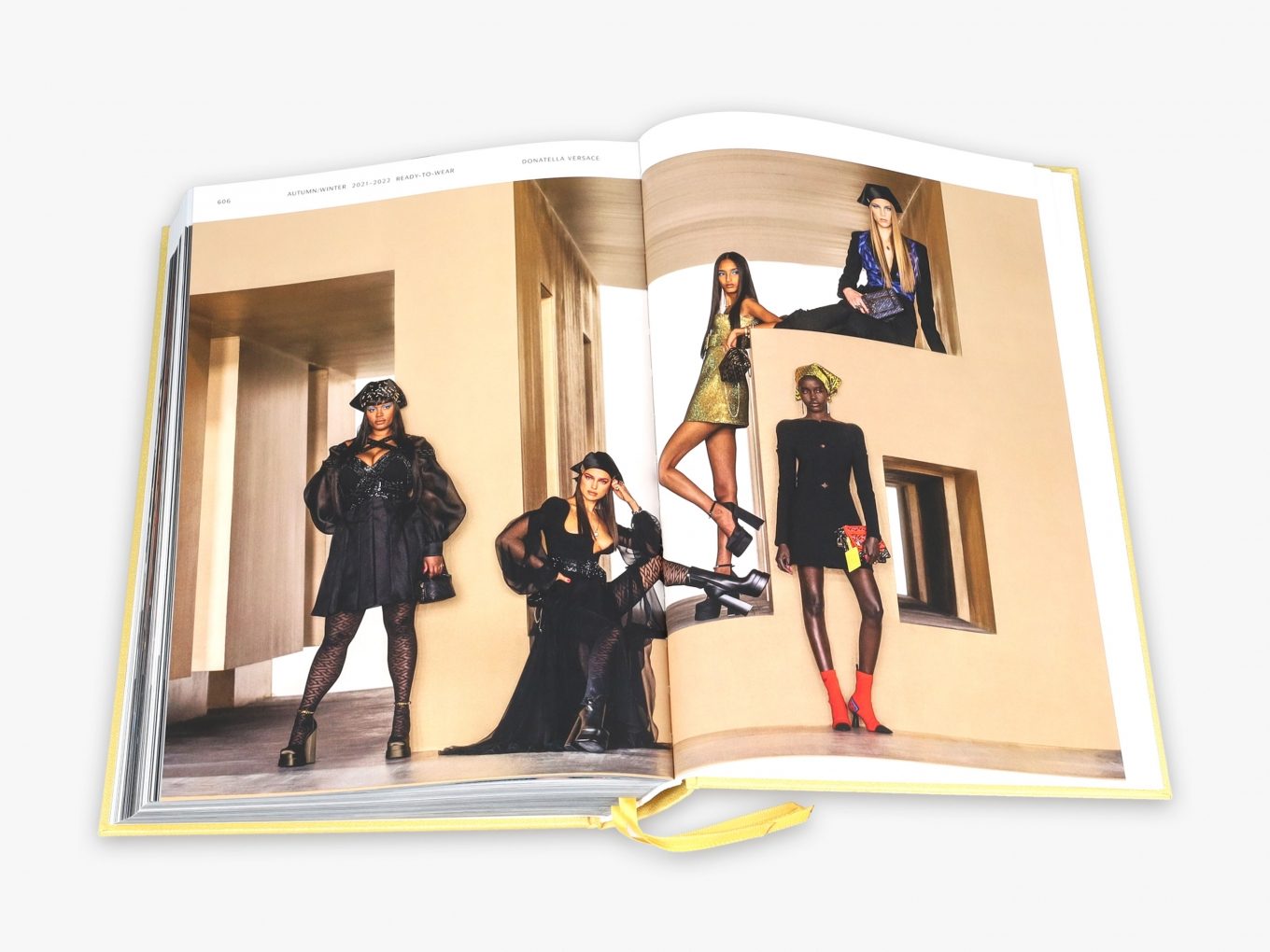 Versace Catwalk - Fashionbook - Wallfield©